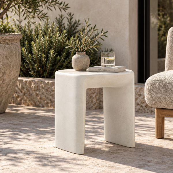 Fotografia e Tavoline mesi, kubo,  beton, linen, 45.7x45.7x50.8cm.