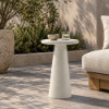 Fotografia e Tavoline mesi, pillar,  beton, linen, dia.35.6x53.4cm.