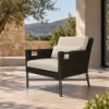 Fotografia e Karrige lounge, elisir, alumin bronz, ratan bronz karbon, me 2 jasteke krem, 76.2x82x75cm.